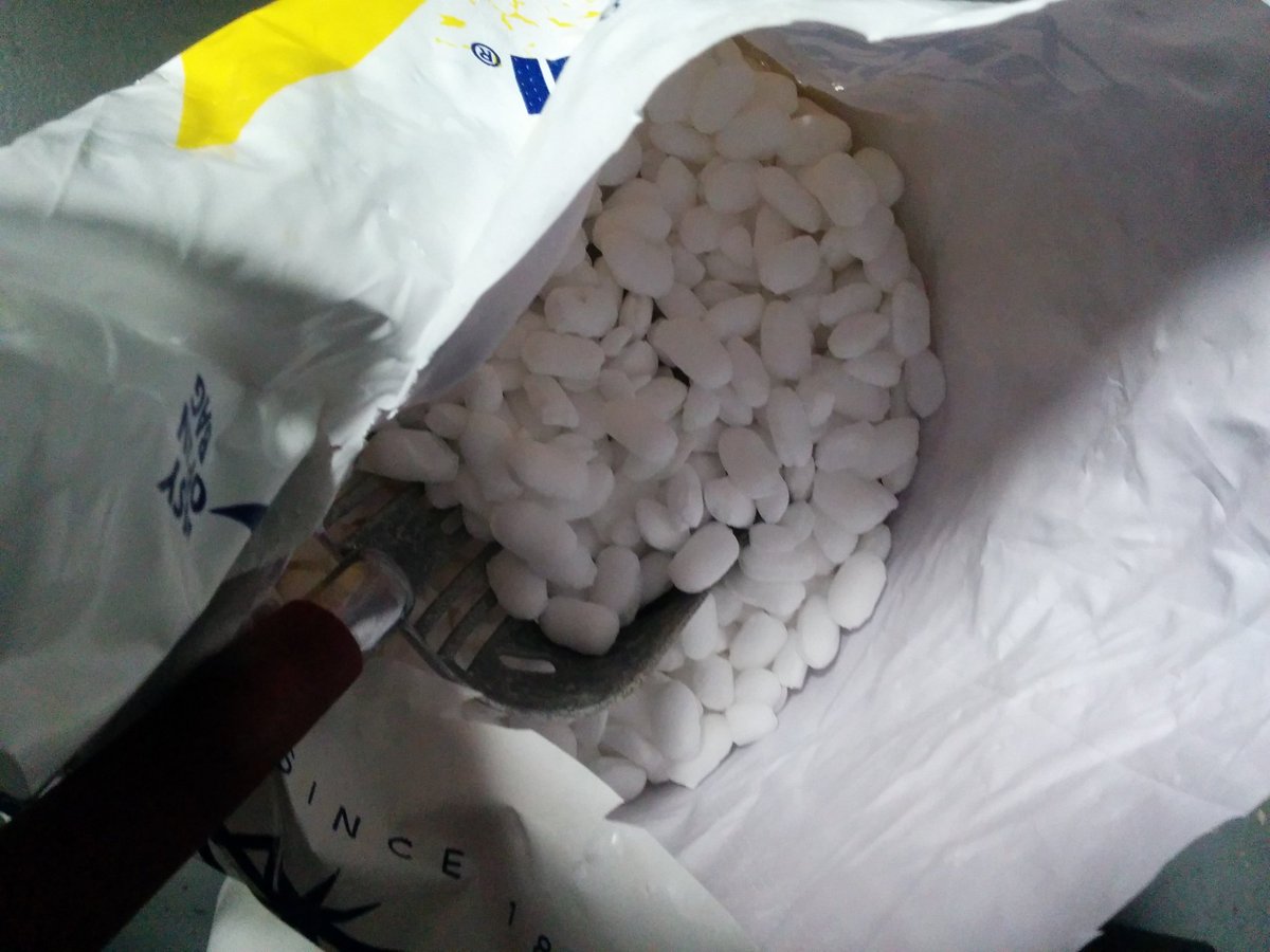 SarahEWahl's tweet image. #WinterFail? Store out of ice melt so we got "salt." Apparently some salt is quite large... What I'm up against: wtkr.com/weather