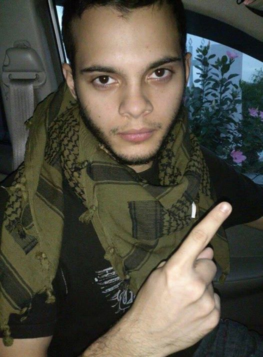 juhhhjgghk's tweet photo. I wonder what this "finger" means? Hmm #EstebanSantiago #Ftlauderdaleshooting https://t.co/g5CrKMpuhW