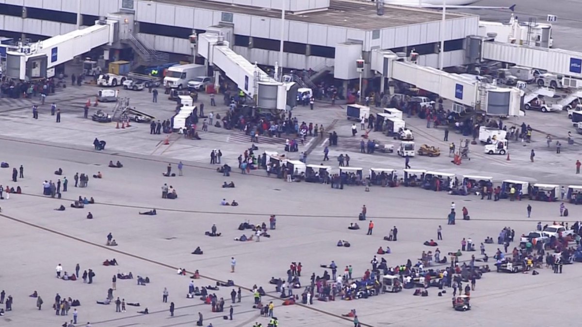 #UPDATE Delays at FLL could last throughout the weekend bit.ly/2iNZ2pE https://t.co/dRMsxp1KJx