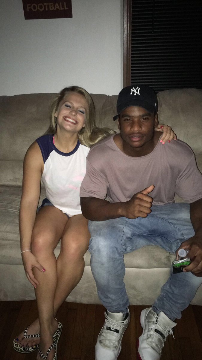 sydneystone33's tweet photo. Preview of next weekend, can't wait to see my frandsssss 😈😈 #21 #lit https://t.co/aOR2HGe32b