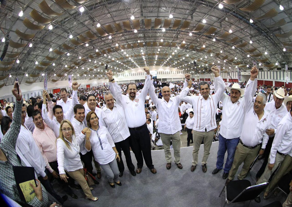 portafoliover's tweet photo. Reconoce titular de @SAGARPA_mx trabajo de @JCMolina2016 en la @CNCVerac https://t.co/boU9YYRfjr #Veracruz #Xalapa #LeyAgraria #BocaDelRio https://t.co/iDQiRENz2v