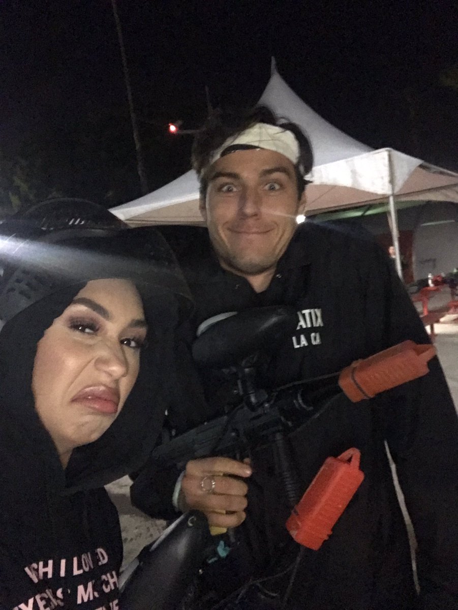 lifeaseva's tweet photo. Yo this stupid bish keeps photobombing me if he don stop there gon be a problem. - Valerie https://t.co/GWOaQzJQm6