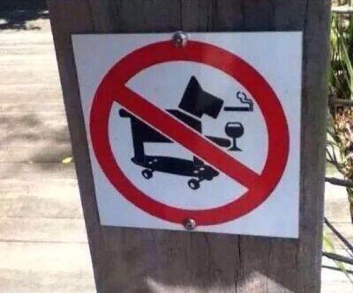 Waarom mag deze hond niet meer binnen in het park ?
Hij lijkt me nochtans een toffe hond. #waalseverkeersborden