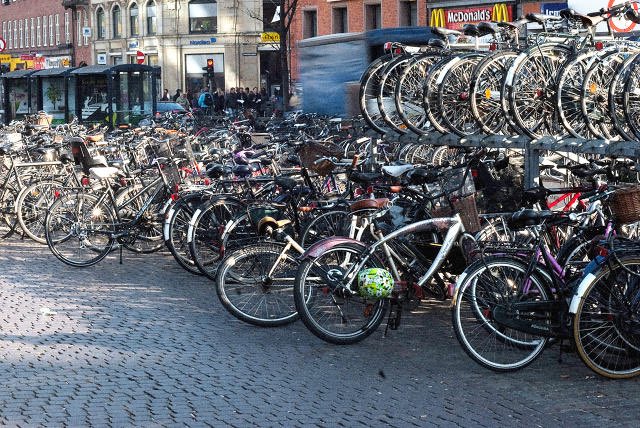 "1 km driven by car costs society 17 cents. 1 km cycled gains society 18 cents." Another study cited in my article: fastcoexist.com/3046345/how-co…