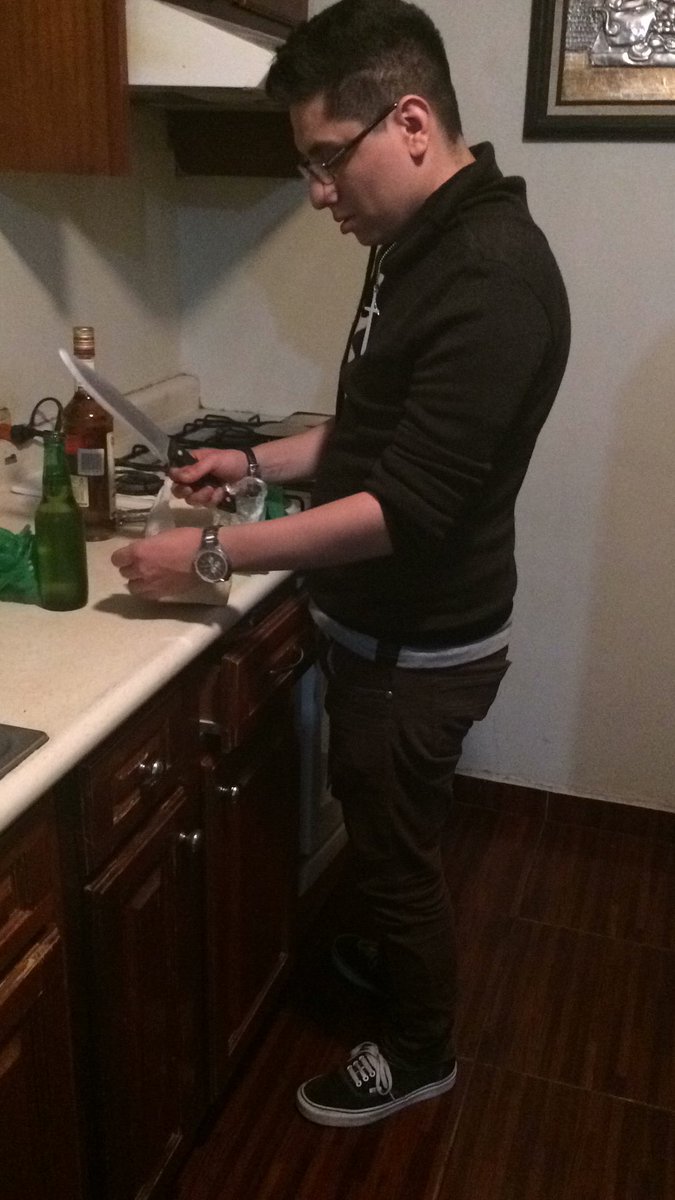 ElCooree's tweet photo. Te ves sexy cocinando 😂  @tonyscreed28 https://t.co/rd6TxRRYMB