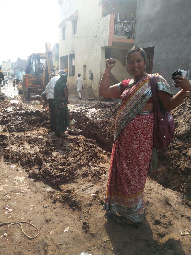 mahilahsg's tweet photo. Meena, #grassrootleader from vishwasnagar standing tall & proud! Her efforts ensured a sewage line in her community! https://t.co/ebF5vniUW1