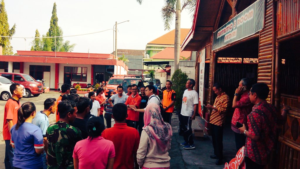 ote997's tweet photo. @telkomkediri @wibowosinung coreo kesiapan kerja Senin, 9 Jan 2017 didpn Funtastic Room, ngetes ngetwitters he2 https://t.co/vDjW6Mo3Vz