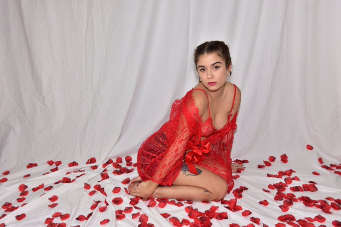 Set #28 on https://t.co/5Ia34l3zqD has all the photos from this seductive photoshoot. Check it out. 😉