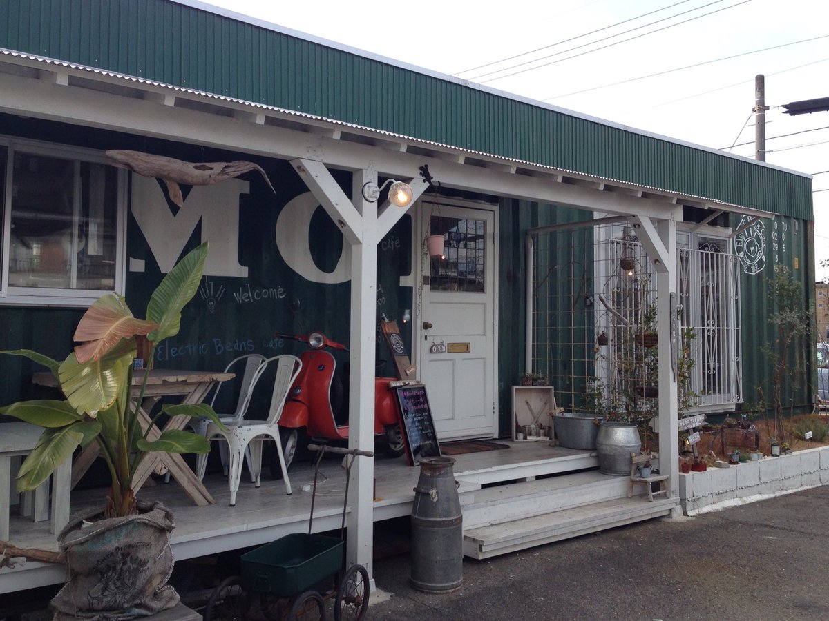 お食事男子 Electric Beans Cafe 豆電球 門司港焼きカレー 門司港焼きカレーとは カレーに半熟卵がのってチーズがのってオーブンで焼いたもの らしい 真っ赤な姿を見たら辛くて食べれそうもないと思ったら パプリカだって コンテナのお店が素敵 カレー