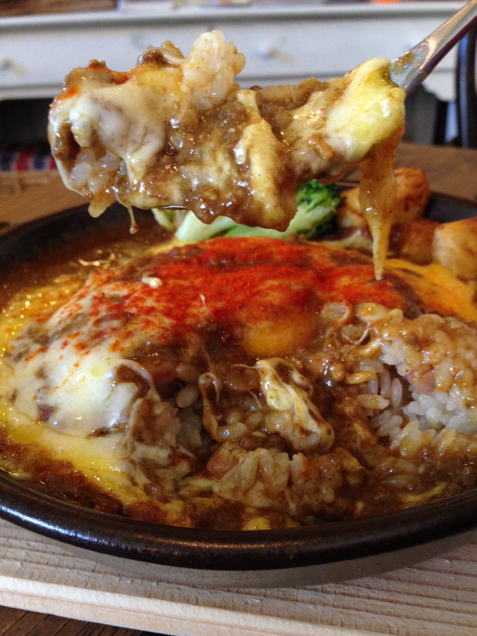 お食事男子 Electric Beans Cafe 豆電球 門司港焼きカレー 門司港焼きカレーとは カレーに半熟卵がのってチーズがのってオーブンで焼いたもの らしい 真っ赤な姿を見たら辛くて食べれそうもないと思ったら パプリカだって コンテナのお店が素敵 カレー