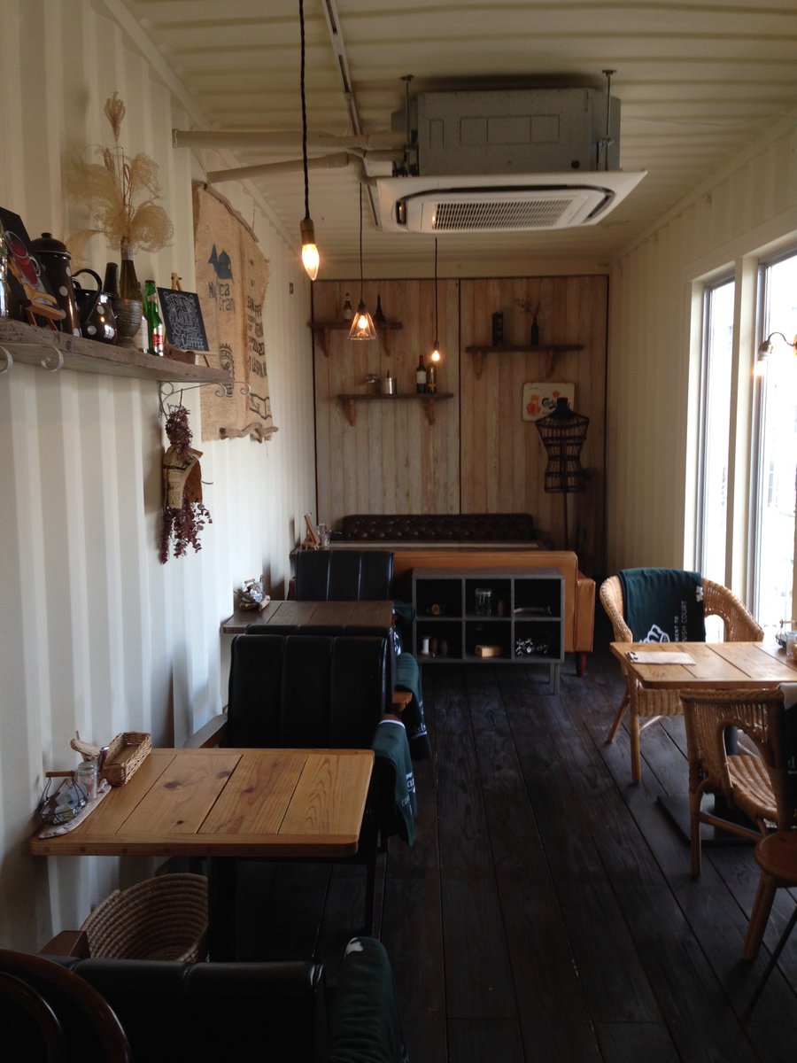 お食事男子 Electric Beans Cafe 豆電球 門司港焼きカレー 門司港焼きカレーとは カレーに半熟卵がのってチーズがのってオーブンで焼いたもの らしい 真っ赤な姿を見たら辛くて食べれそうもないと思ったら パプリカだって コンテナのお店が素敵 カレー