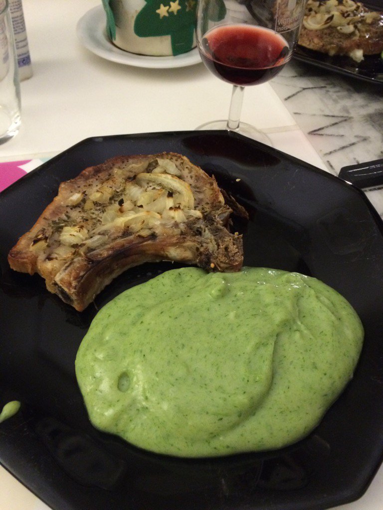 CamilleFradetal's tweet photo. Miam ! #quitoquesampleo ! Merci @QuiToque_fr pour cette délicieuse recette, côtes de porc aux herbes et purée epinard https://t.co/etWYO0jmt8