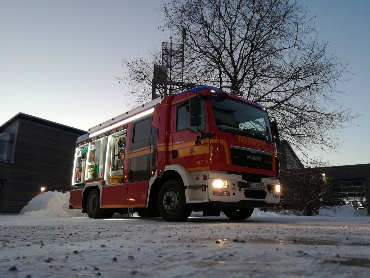 FeuerwehrDD's tweet photo. Auch bei Schnee und Eis ist die #112dd stets einsatzbereit. Ein unfallfreies Wochenende. HLF1 der FRW Übigau. https://t.co/ER8hR6xaR8