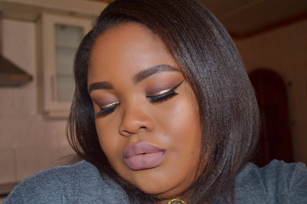 ItsNicoleK_xo's tweet photo. 😊This Fun Glitter Liner Tutorial went up on my channel https://t.co/qYmChFH1dS #makeup #glitter #liner #Doublewingedliner #beautyblogger 💄 https://t.co/TiXPYXbcx9