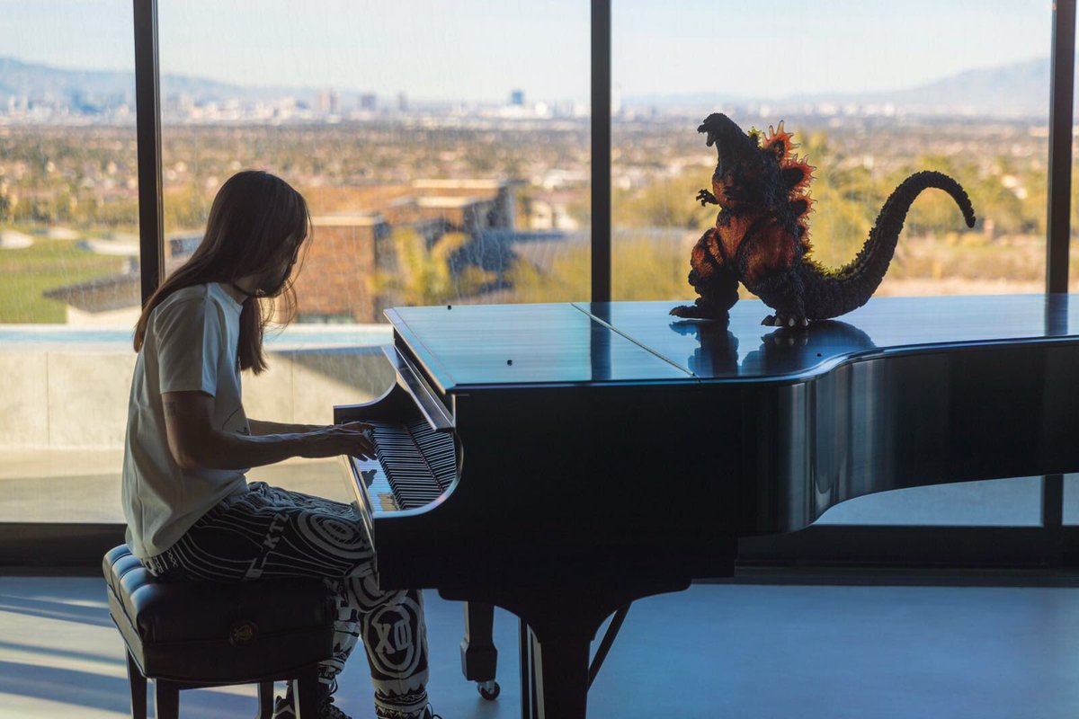 Aoki vs Godzilla https://t.co/XuONVcgSWX