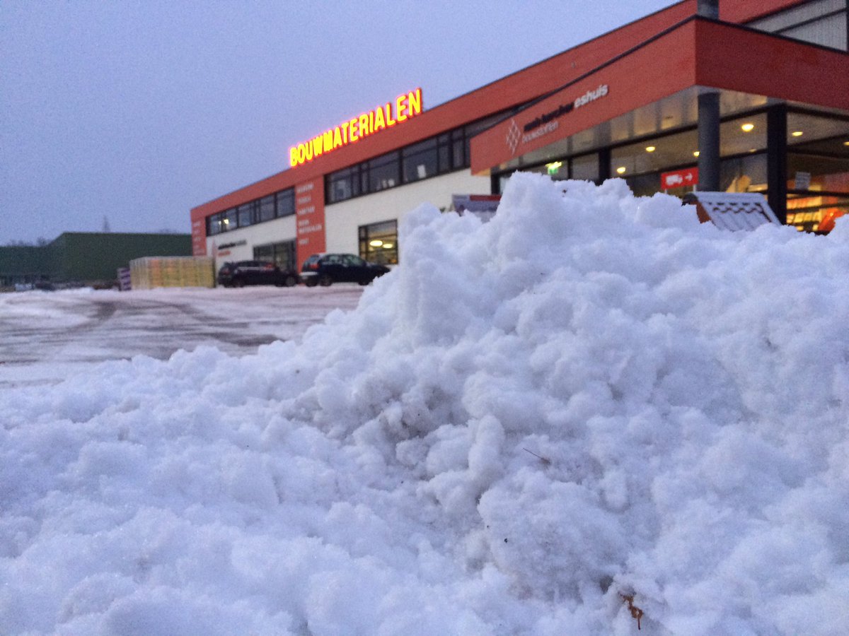 RKB_Raalte's tweet photo. Ondanks een #codeoranje zijn wij geopend! Wij hebben het terrein sneeuwvrij! Strooizout, sneeuwschuivers en koffie staan klaar in Raalte https://t.co/WYXl3Mn8Mo