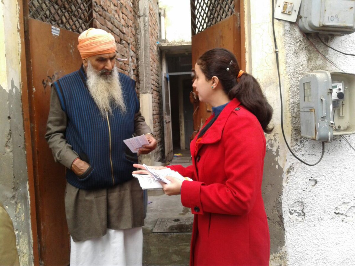 mandeep_manna's tweet photo. @capt_amarinder @punjabpcc @PunjabDaCaptain @Barmer_Harish @VBrarPPCC My wife giving Commitment paper to every house on 6th Jan Verka https://t.co/fdM24yChp7