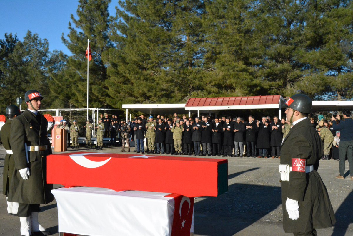 Şırnak ilinde yürütülen müşterek operasyonda, şehit olan kahraman askerlerimiz, dualar eşliğinde son yolculuğuna uğurlandı.
<a href="/mtutulmaz/">Mustafa Tutulmaz</a>