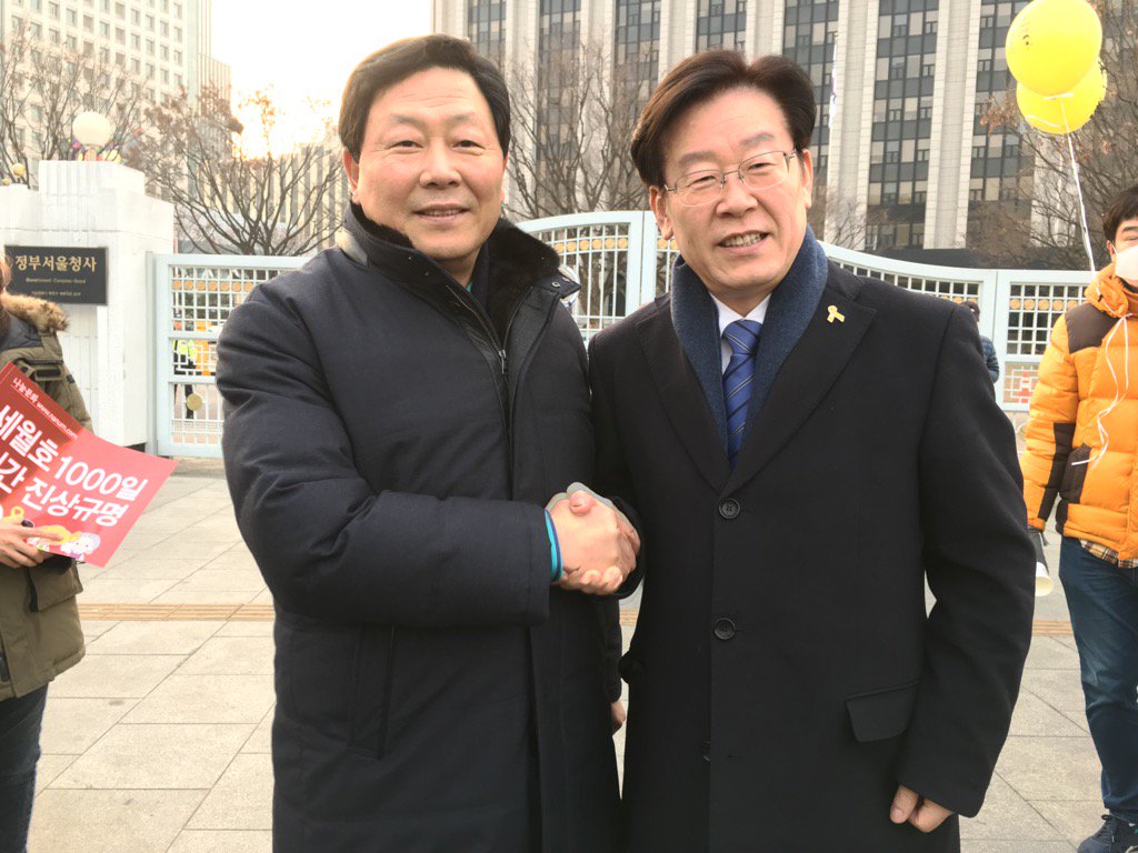 Jaemyung_Lee's tweet photo. <대선불복 프레임에 걸려 희생된 강동원의원님>
새해 첫 촛불집회에서 만났습니다 
이번 대선은 전대미문 부정선거였습니다
대법원 계류중인 대선무효소송은 즉시 재개해야 합니다 https://t.co/8b2b3Ix4Fq