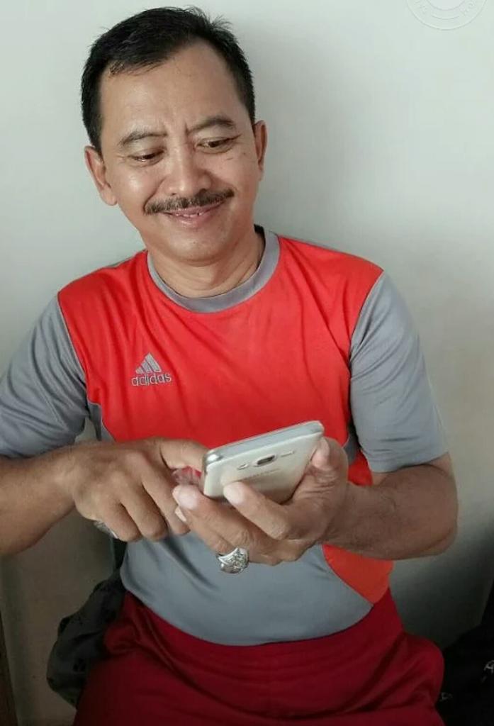 giorgeoaw62's tweet photo. Nama FB nya Iriyanto New Dia suka di Tembak/ di Fuck Sama Bapk2 yg Berkumis.Dia Juga suka Kontol yg Gede.Retweet ya. https://t.co/Hq0yTJcNeK