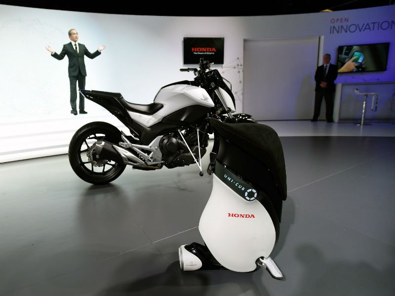 timesofindia's tweet photo. #Honda showcases self-balancing, self-riding bike at #CES207 https://t.co/qkAsQARFKT via @TOIAuto https://t.co/LOm5Lq1Hvn