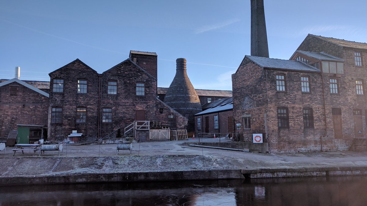 Middleport_Pot's tweet image. A beauty all year round. #bottlekiln #victorianoffices #designarchive #playwithclay #exhibition #cafe #canal - Open weekends 10 - 4pm.