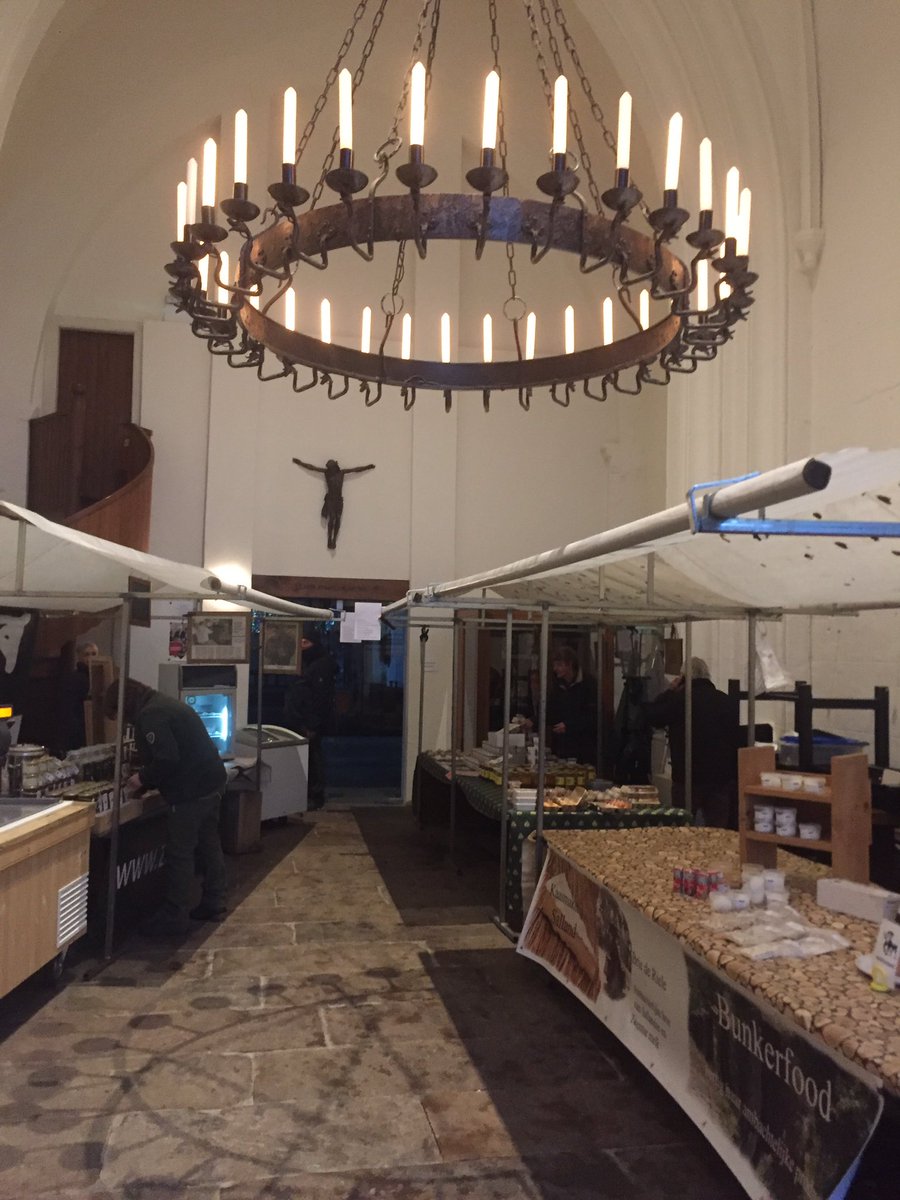 Ondanks de sneeuw gaat de markt door maar in kleinere vorm. Er staan een aantal producenten in het voorportaal. Dus kom gezellig !!!