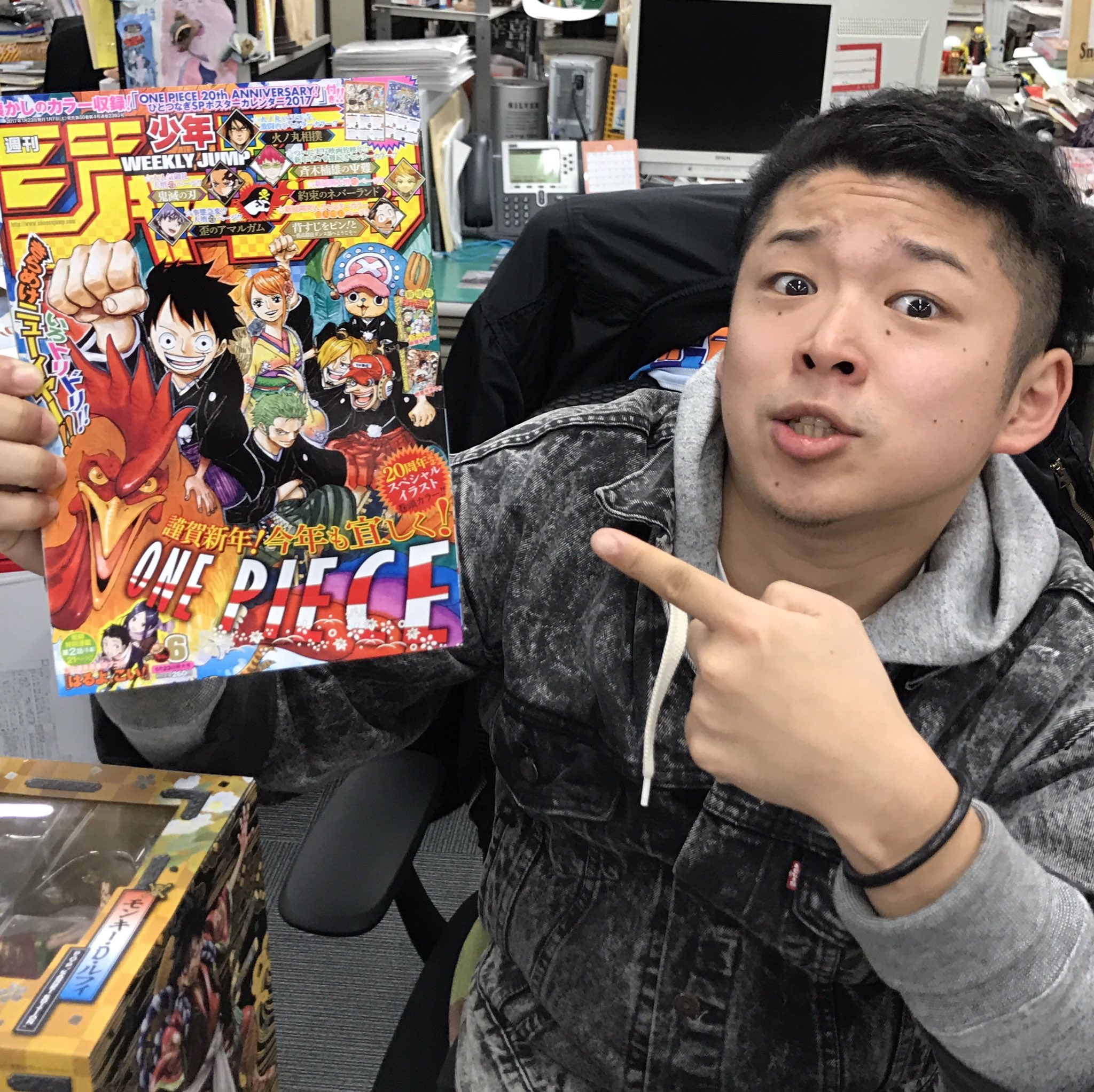 Twitter 上的 One Piece スタッフ 公式 Official 本日 週刊少年ジャンプ新年6号発売です 年始一発目の表紙 巻頭カラーはもちろん今年もone Piece ますます盛り上がる原作の物語もついに開幕です そんな本編では サンジ出生の秘密が お年玉企画のop特製 Twitter 上的 One Piece スタッフ 公式 Official 本日 週刊少年ジャンプ新年6号発売です 年始一発目の表紙 巻頭カラーはもちろん今年もone Piece ますます盛り上がる原作の物語もついに開幕です そんな本編では サンジ出生の秘密が お年玉企画のop特製