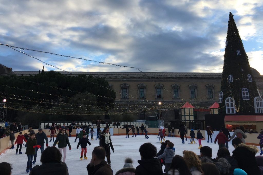 madridfree's tweet photo. Pista de hielo natural de 600 m2 en plena Plaza de Colón. Hasta el 15 de enero gracias a @winterfulsuper8 https://t.co/yWZORKVGyj https://t.co/4YkwWlK62d