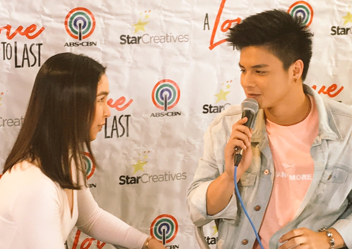 mj__deleon's tweet photo. The last time #JuliaBarretto got kilig with #RonnieAlonte. #ALoveToLastBlogcon #ALoveToLast2DaysNaLang Watch: https://t.co/v5gDfQWtUs https://t.co/bh9jwutnGZ