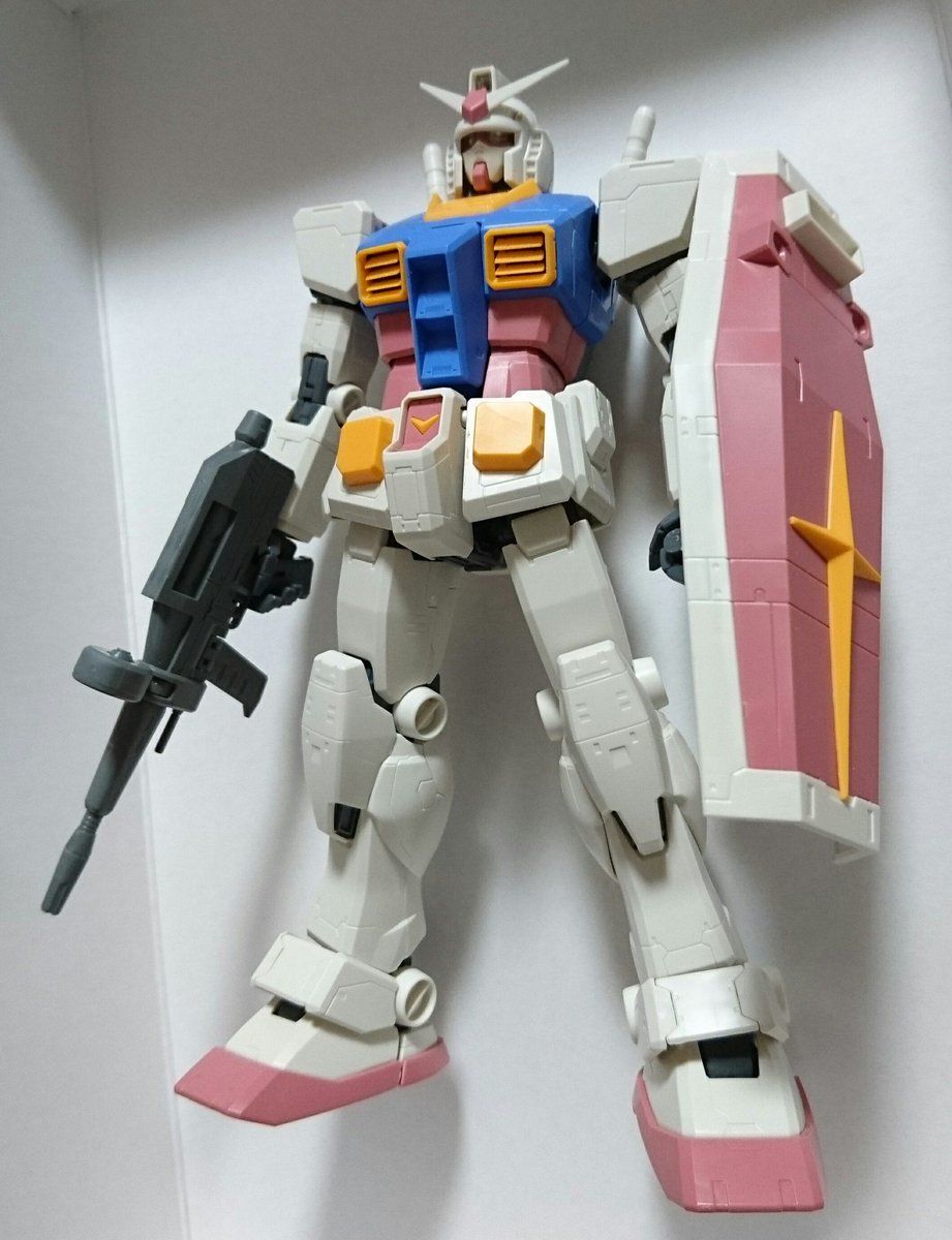 尾沢トシヒデ V Twitter 今年最初のガンプラはmgガンダムver Oywにしました Ps2ソフト機動戦士ガンダム一年戦争に出た仕様で成形色が独特で 今では当たり前になってますが立て膝ポーズも難なくこなせる名キットだと自分は思っております 成形色を活かした方法で完成