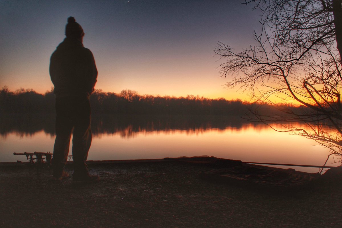 Watching the winter sun setting over sandhurst lake. #trakker #cygnettackle #ccmoore #carpfishing #covbaits #carptalk #carpology