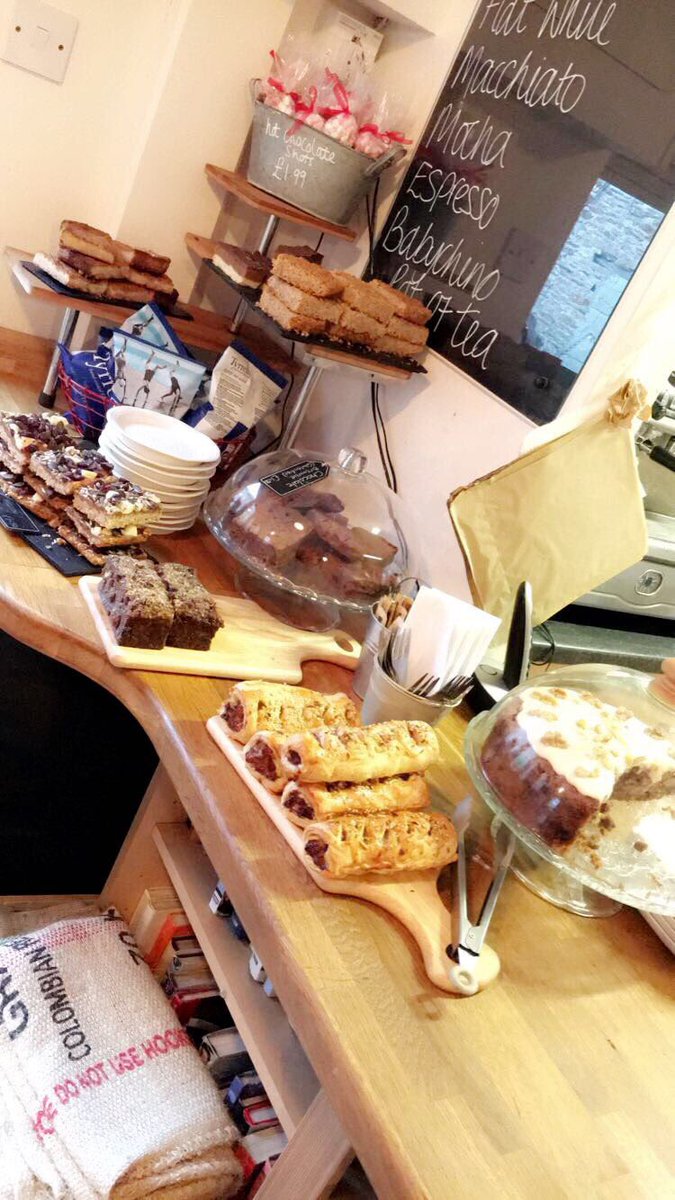 LazyCowModbury's tweet image. Come see us! Lots of tasty treats❤ sausage rolls also baked this morning🤗