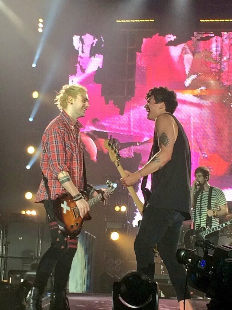 MikeyCaptions's tweet image. When you make one of your best friends laugh #BestFanArmy #iHeartAwards #5SOSFam