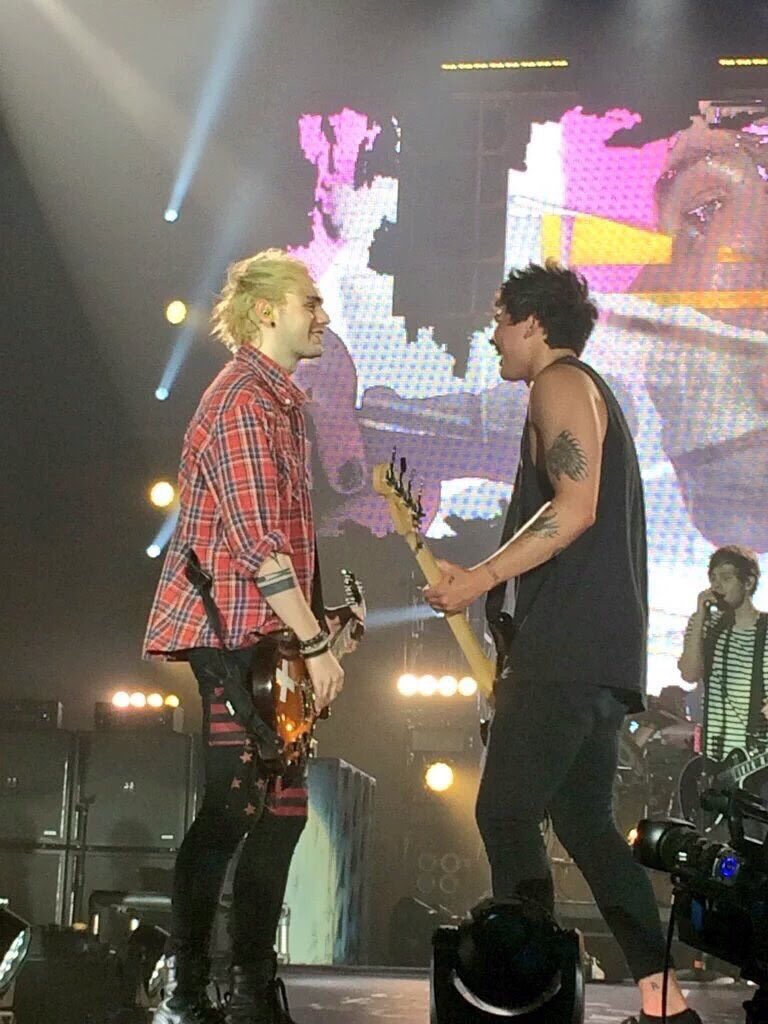 MikeyCaptions's tweet image. When you make one of your best friends laugh #BestFanArmy #iHeartAwards #5SOSFam