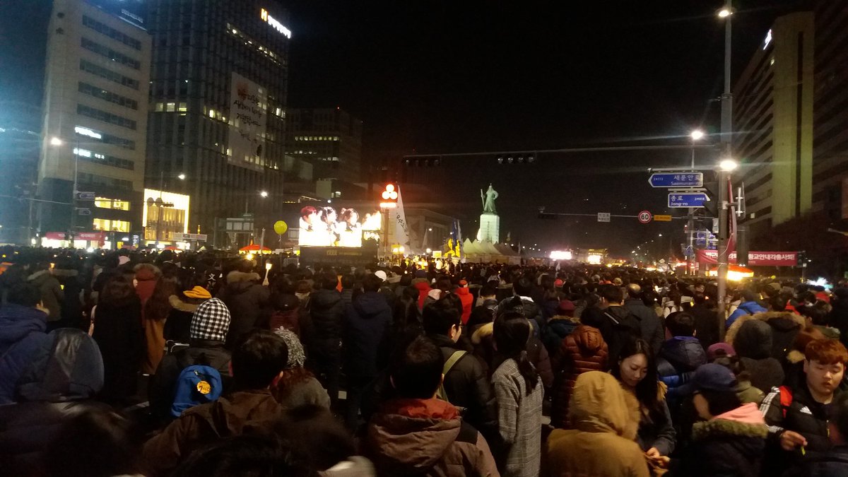 susirohn's tweet photo. 1월7일 광화문에서 https://t.co/LjwXLjv6CU