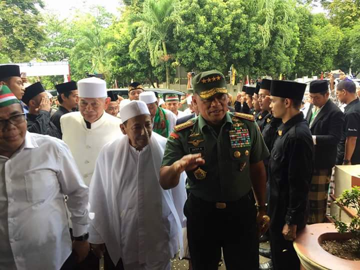 HabibluthfiYahy's tweet photo. Kalau tnpa Islam, Kristen, Hindu &amp; Budha, kita bkn Indonesia. Indonesia milikku milikmu dan milik kita.#JenderalTNI https://t.co/WyHvpYBdJ2