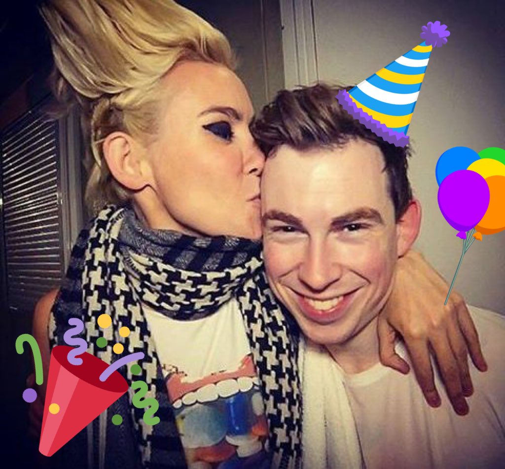 Hip hip hoooooray to our Dutch brother  @HARDWELL !!! Have a wonderful birthday!! 🎉🎊🎁💓💓 https://t.co/VNuAZVAcnv