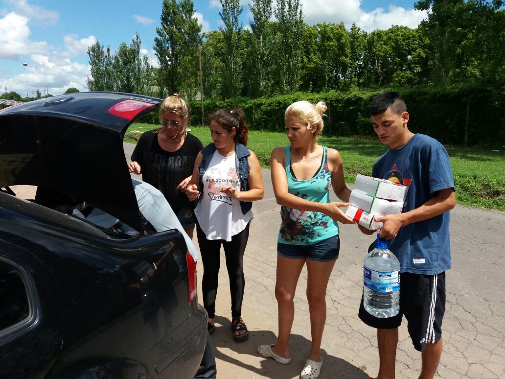 PromujeresRos's tweet photo. #Ahora entregamos donaciones en "Barrio Gráfico" para quienes fueron afectados por las tormentas en #Rosario seguimos #CercaDeLaGente https://t.co/J5IH3Ko7yE