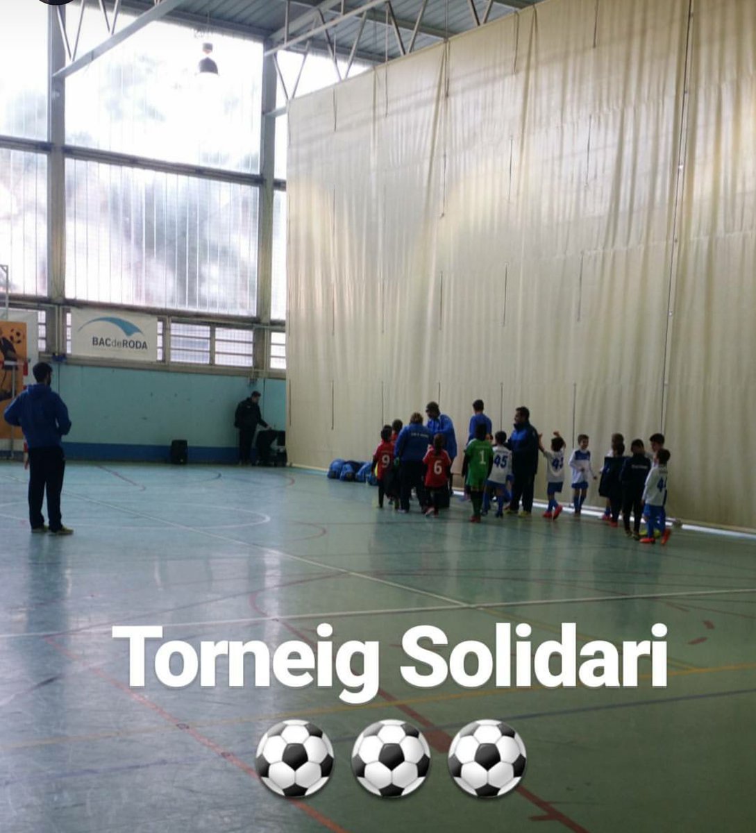 En el ecuador del 2o Torneo Solidario Futbol sala! Muchos juguetes y balones, que GRAN DÍA!
#rosariocentralcatalunya 
#2ntorneigsolidari