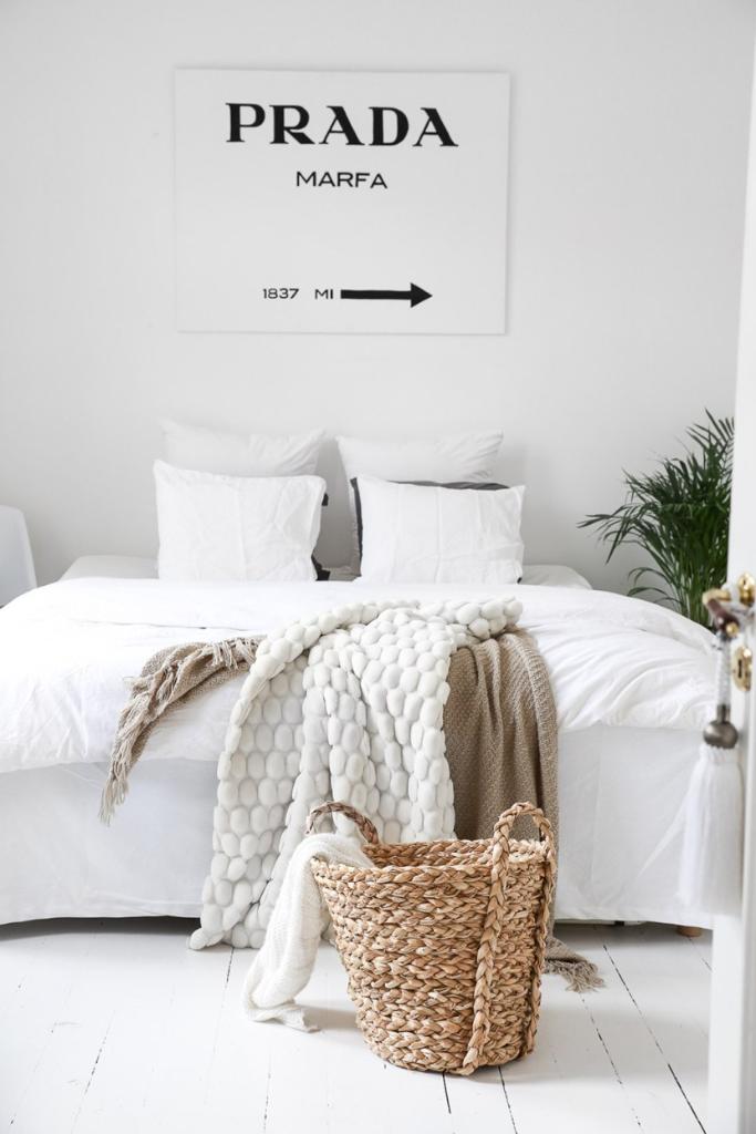 StyleCaster's tweet photo. How to decorate your home using all white: https://t.co/vMy2IopiDS 🌬 https://t.co/QeZMQZvXEG