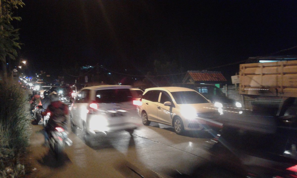 bogorpos's tweet photo. Arus lalin Jl Mayjen HE Sukma Ciawi Bogor pukul 21.30 terpantau padat merayap dikedua arah. https://t.co/GEYHAWSDYA