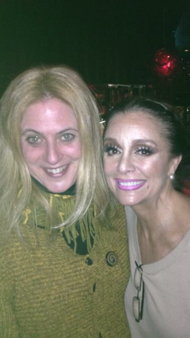 FansMonicaSNAc1's tweet photo. Nuestra querida #MonicaSanchezNavarro posando con #LisaLambert la autora de la música de #LaFierecillaTomadaMx. Bellos recuerdos 🎭🎼🍸🎤🎷🎺🎸🎻 https://t.co/54pOPEiIPf