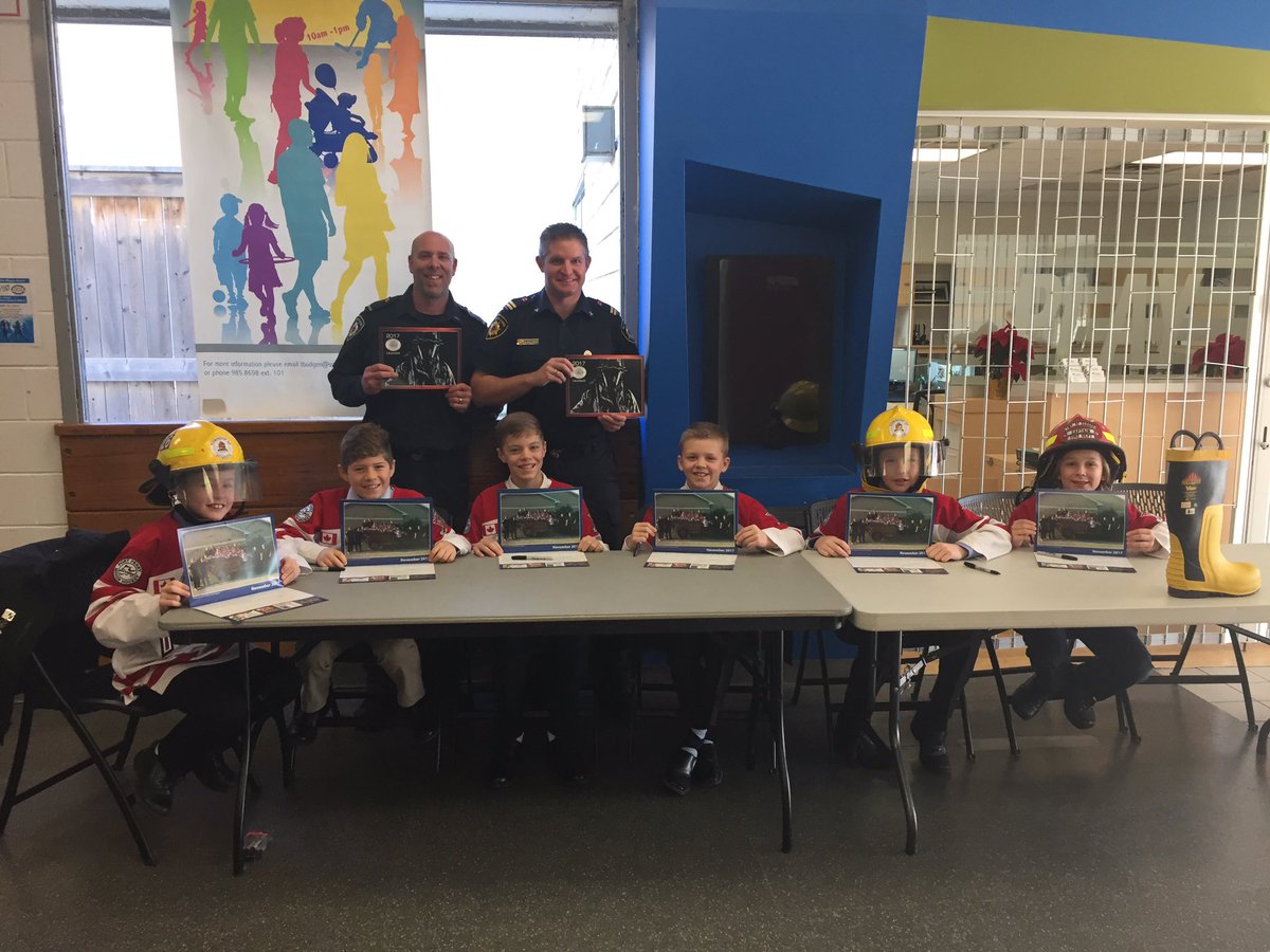 <a href="/PPFA_1978/">PPFA</a> #LIVE with our @PortPerryPreds Atom A Hockey Team at the <a href="/TwpofScugog/">Township of Scugog</a> #CommunityCentre.  Get your calendar signed by our Jr FFS.