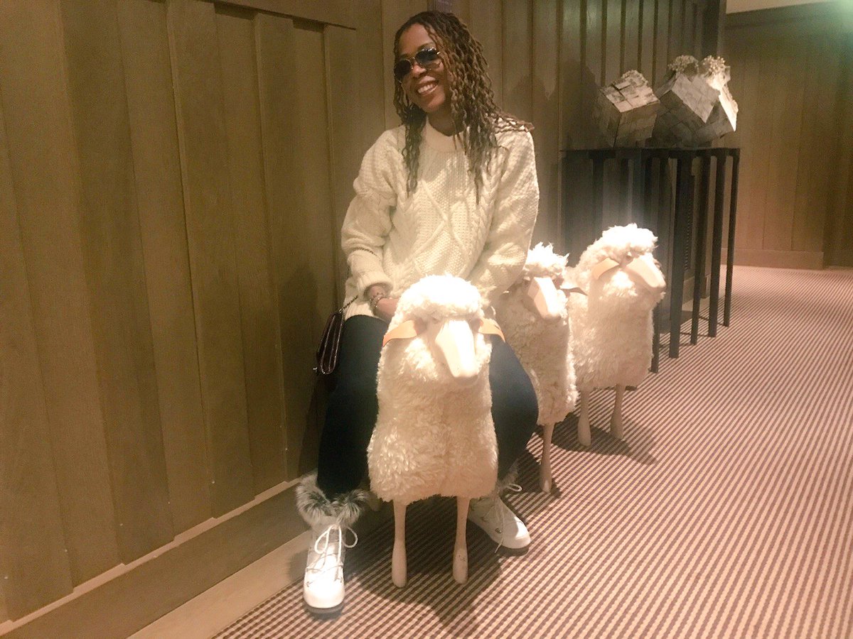 TessCo1's tweet photo. My best gift... proprio de moutons, éleveuse de zibeline à #Courch #moutonsblancs au #chevalblanc 😍 https://t.co/0QxLzSrBBt