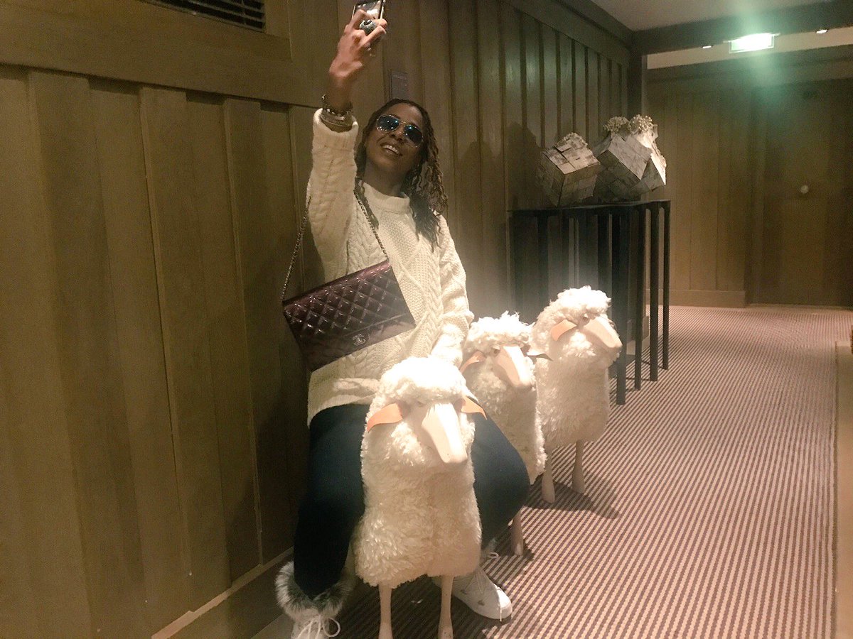 TessCo1's tweet photo. My best gift... proprio de moutons, éleveuse de zibeline à #Courch #moutonsblancs au #chevalblanc 😍 https://t.co/0QxLzSrBBt