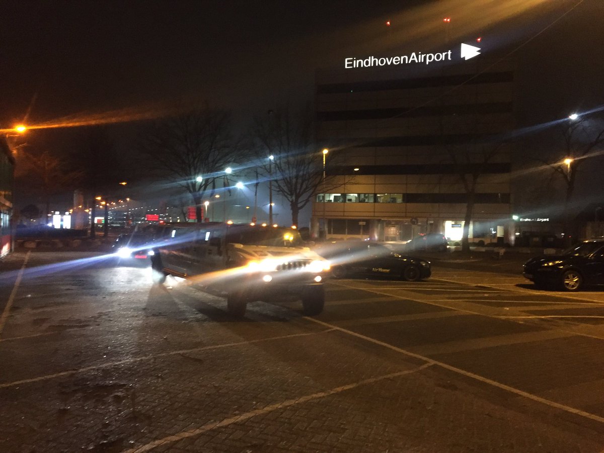 PeterHutten's tweet photo. 1 januari was ook 25-jarige jubileumdag van @HKatsma @VanWijnenGroep Noord. Moment uiteraard passend gemarkeerd met collega's  @ehvairport https://t.co/LFUENEVE4M