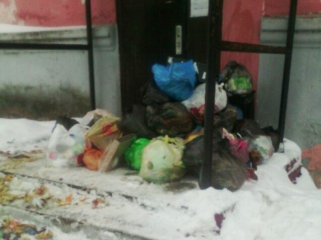 Жители Черни в знак протеста завалили мусором вход в администрацию - tulactive.ru/news/57682