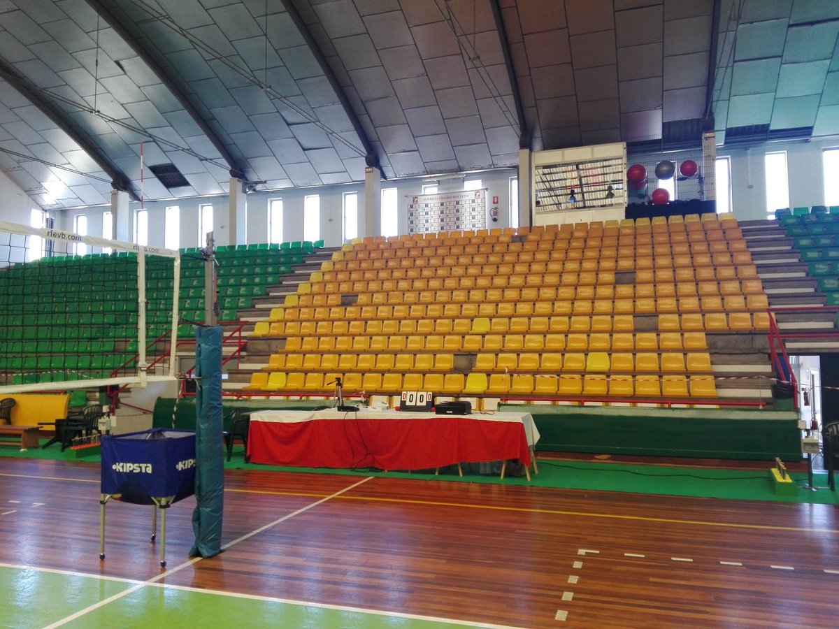 VoleyTextil's tweet photo. Pabellón vacío, todo preparado para el partido de esta tarde...sólo nos faltas tú #QUEREMOSESTARENCOPA https://t.co/mtIDoGYnwY