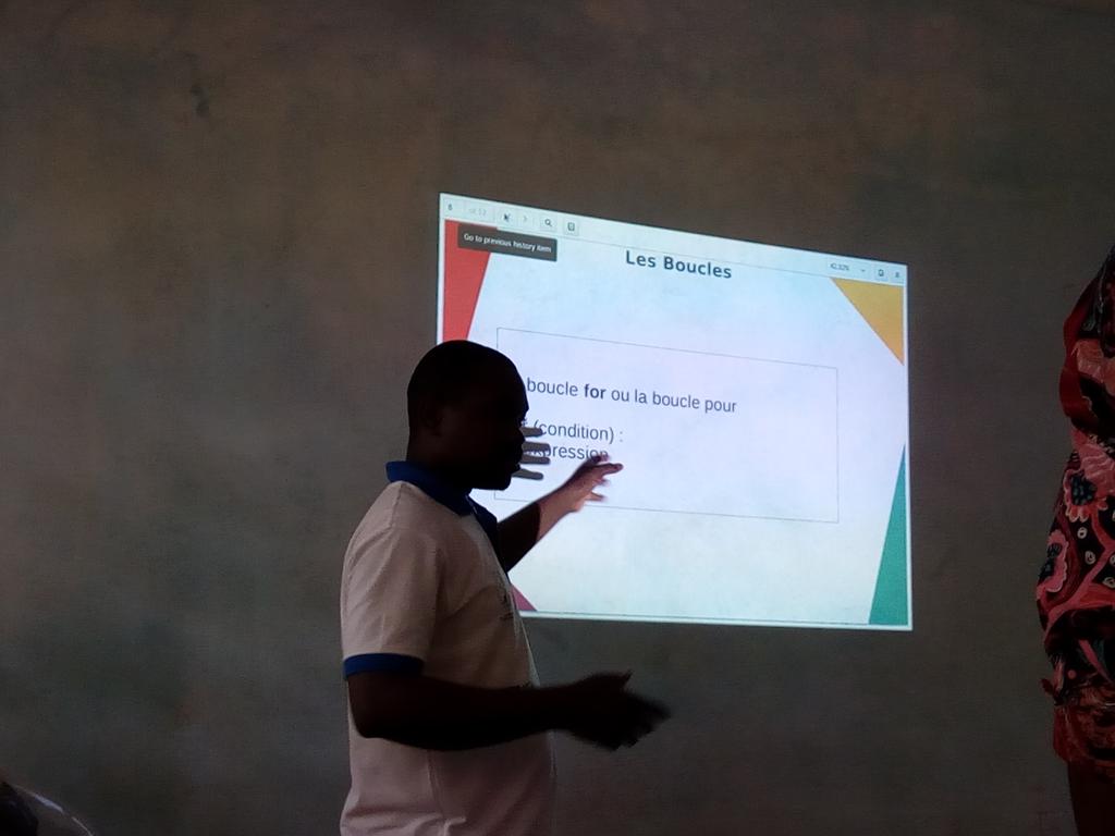aimee_sama's tweet image. @hermannkass ns montre la différence entre for et while dans une boucle #PythonMasterClass0 @EcoTecLab @ameklou